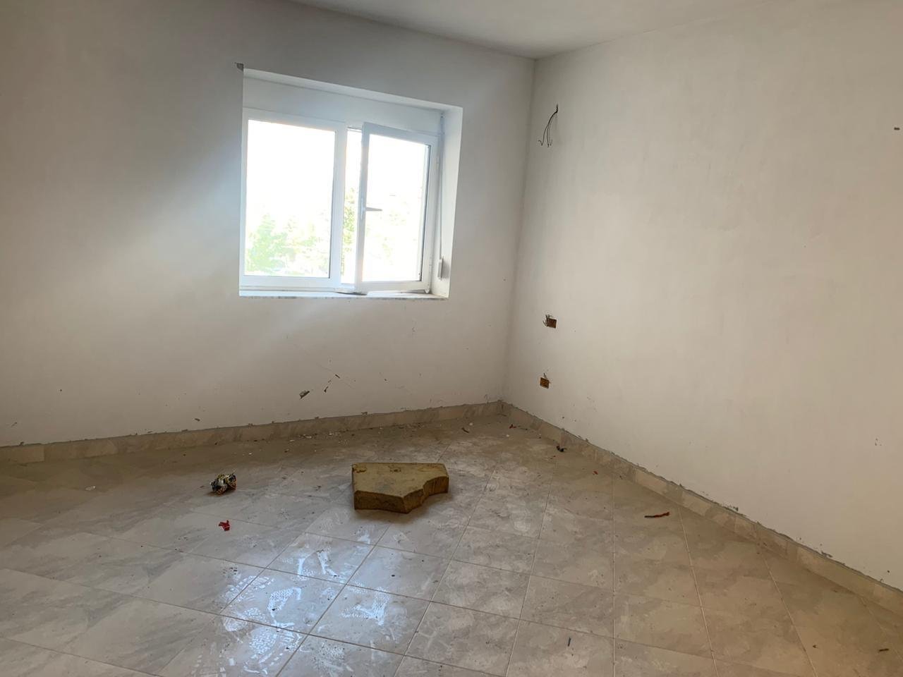  Shitet Apartament 2+1 pran shkolles Eftali K