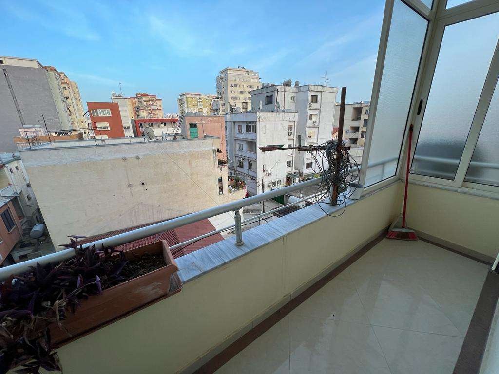 SHITET APARTAMENT 2+1+2 PRANE KAZAZIT